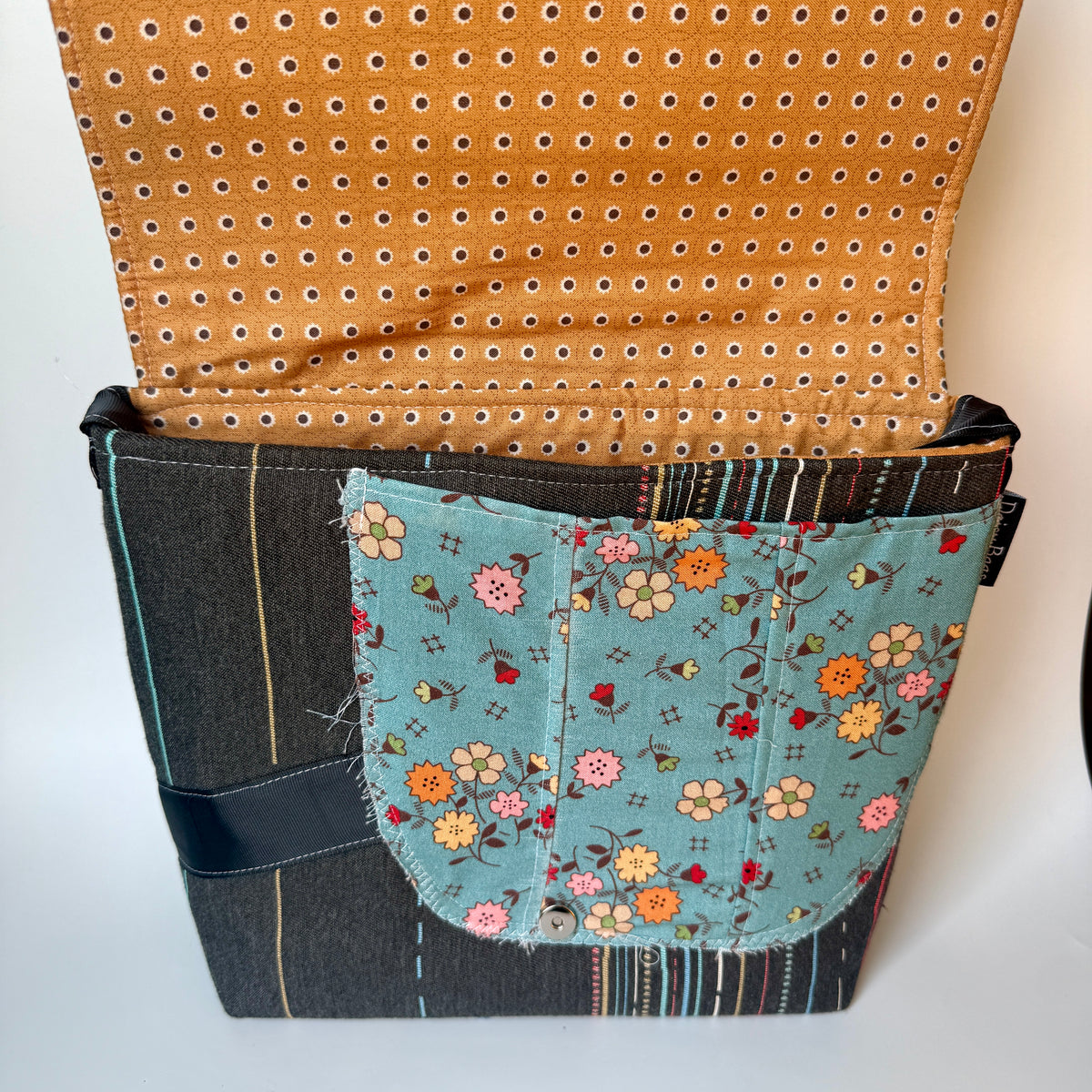 Medium Messenger Autumn Flower