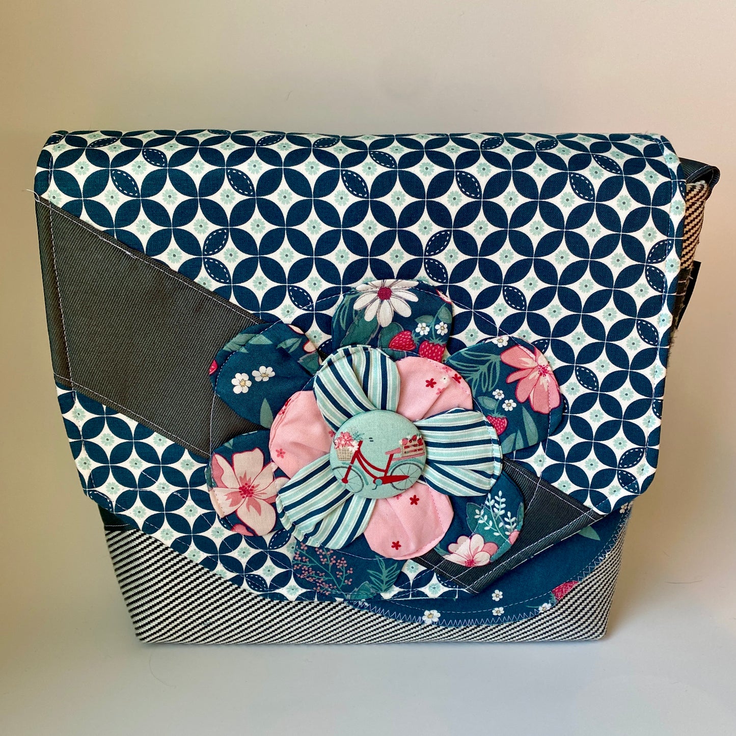 Medium Messenger Navy Geo