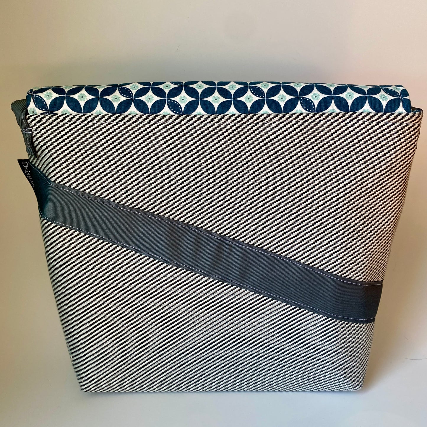 Medium Messenger Navy Geo