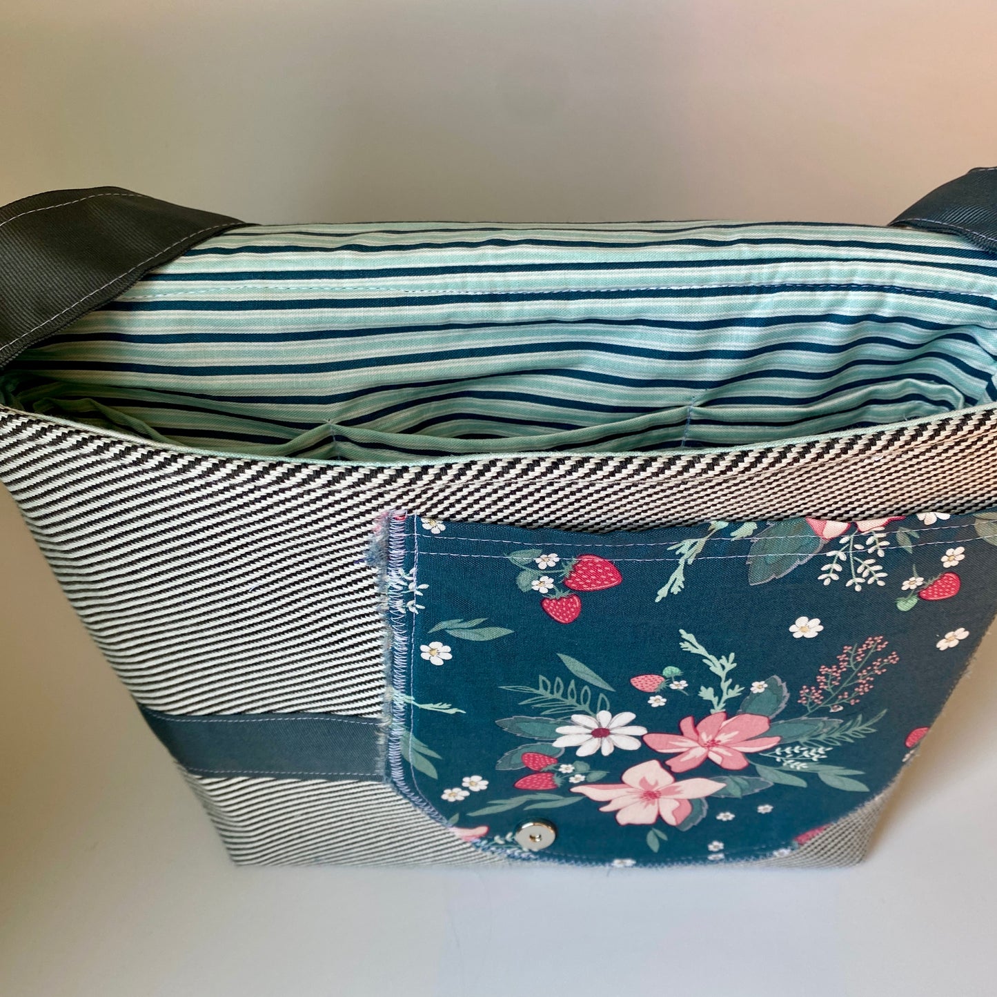 Medium Messenger Navy Geo