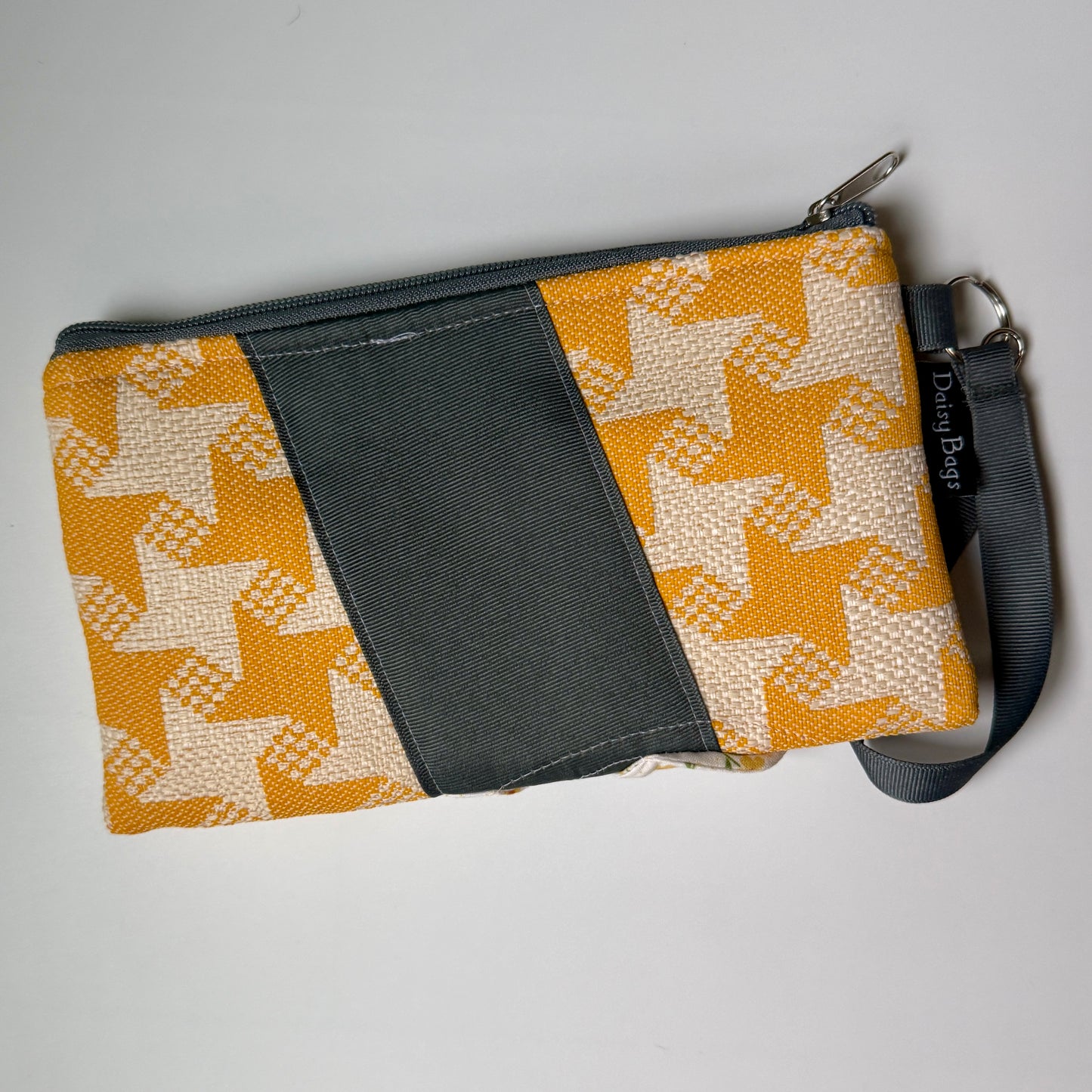 Daisy Flower Patch Wristlet