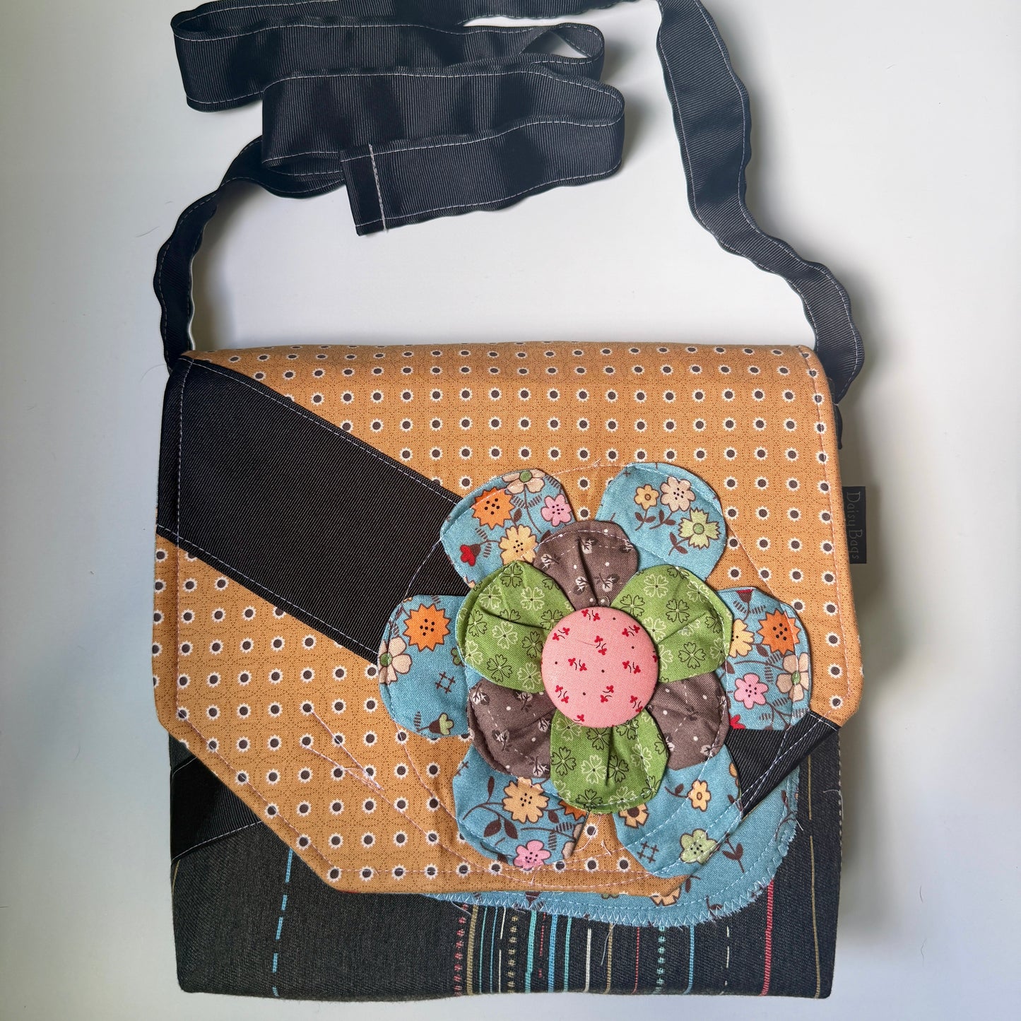Medium Messenger Autumn Dot