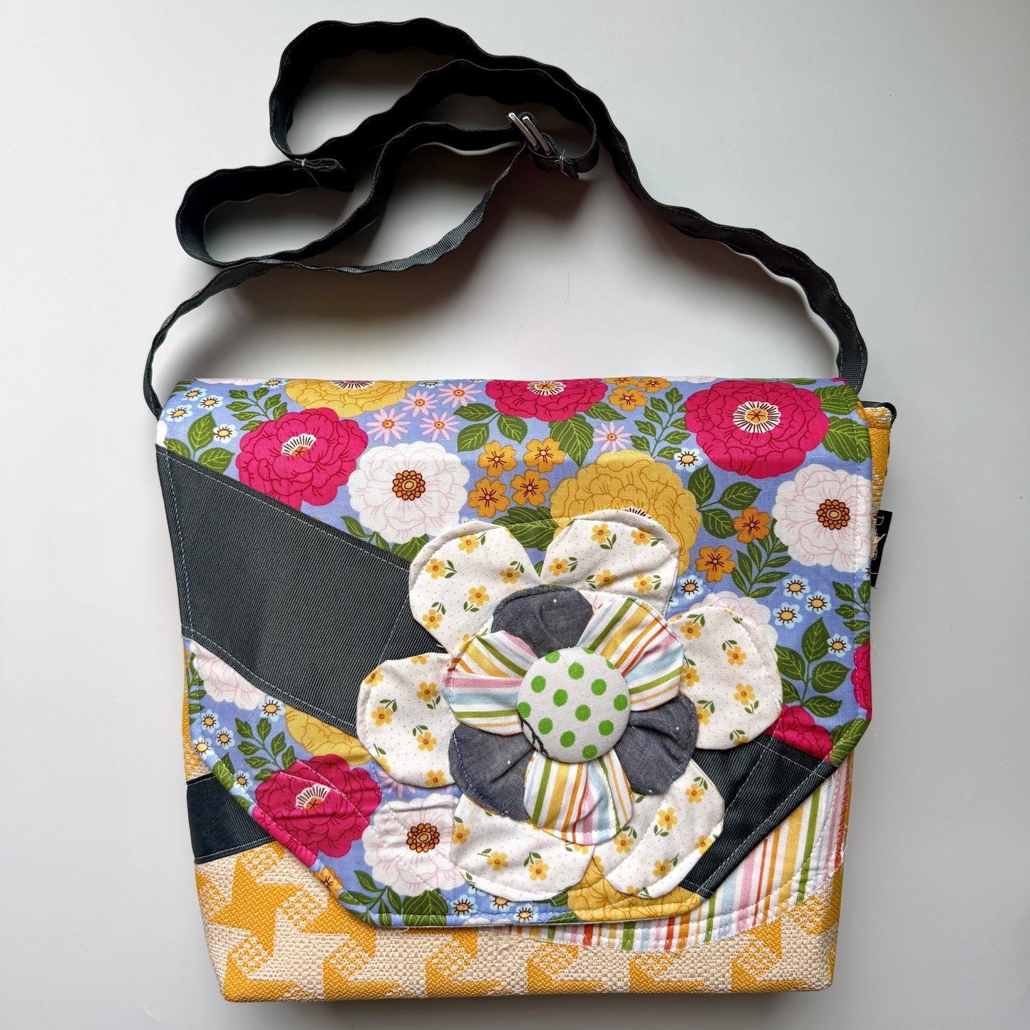 Medium Messenger Periwinkle Flower