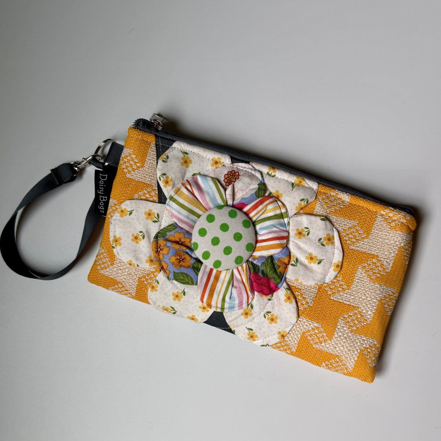 Daisy Flower Wristlet