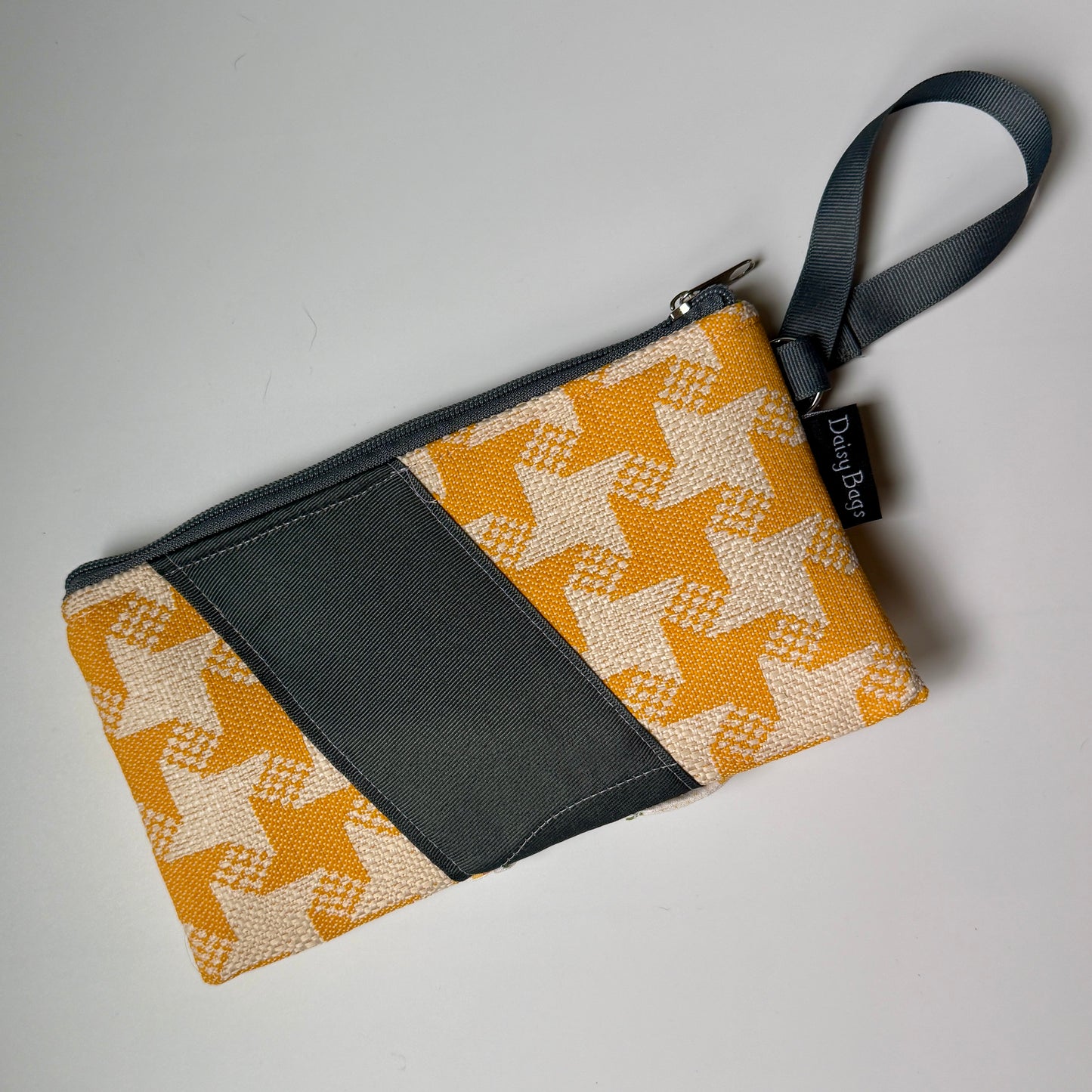 Daisy Flower Wristlet