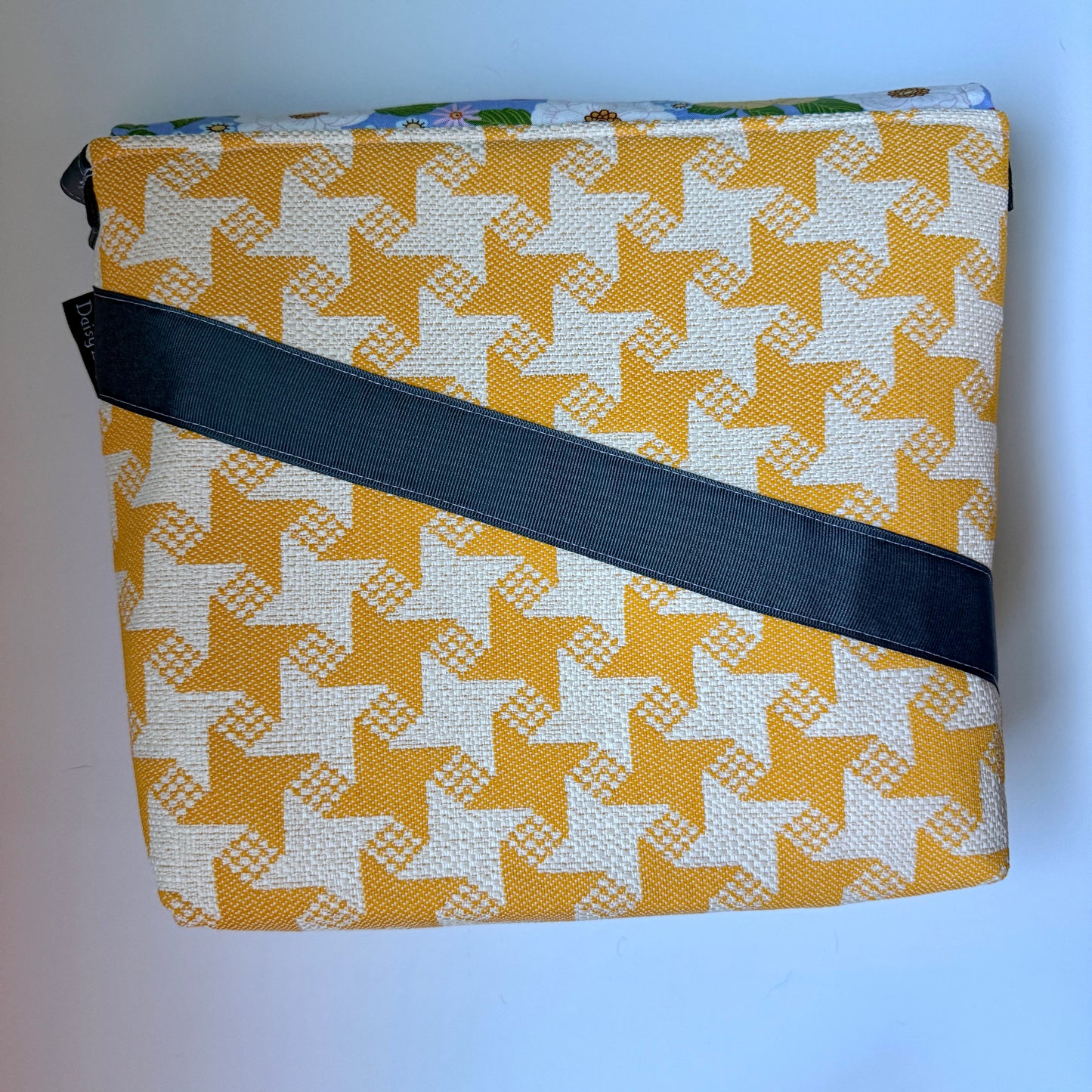 Medium Messenger Periwinkle Flower