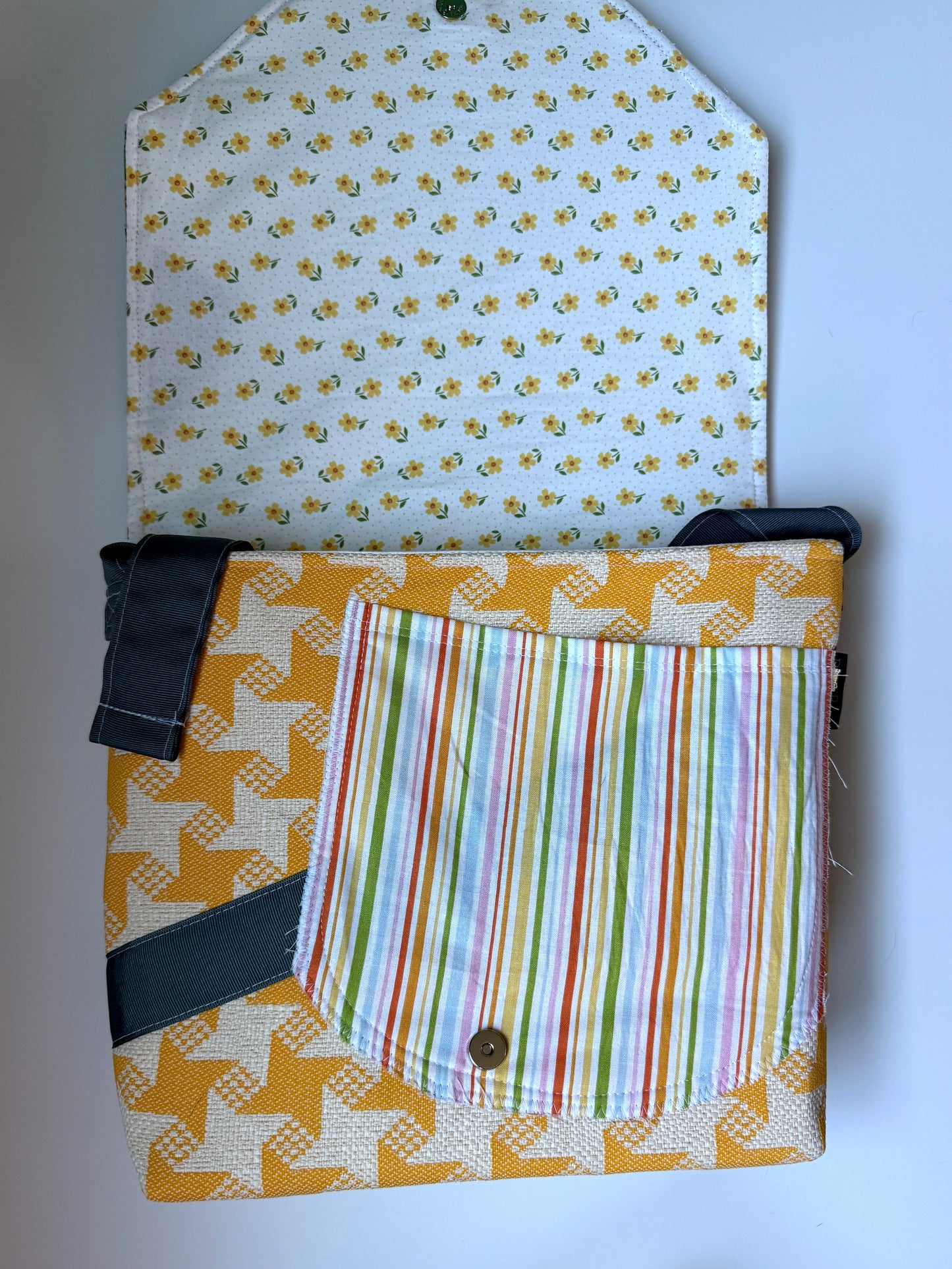 Medium Messenger Periwinkle Flower